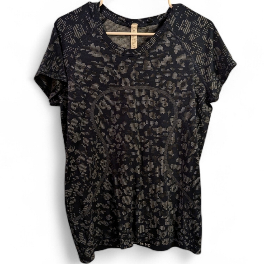 Lululemon Swiftly Tech Short Sleeve Shirt 2.0 Dappled Floral True Navy/Ocean Air - Picture 2 of 4